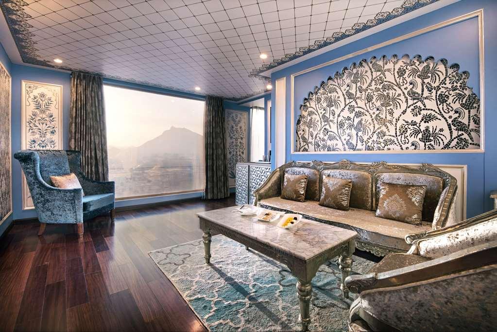 Radisson Blu Udaipur Palace Resort & Spa Room photo