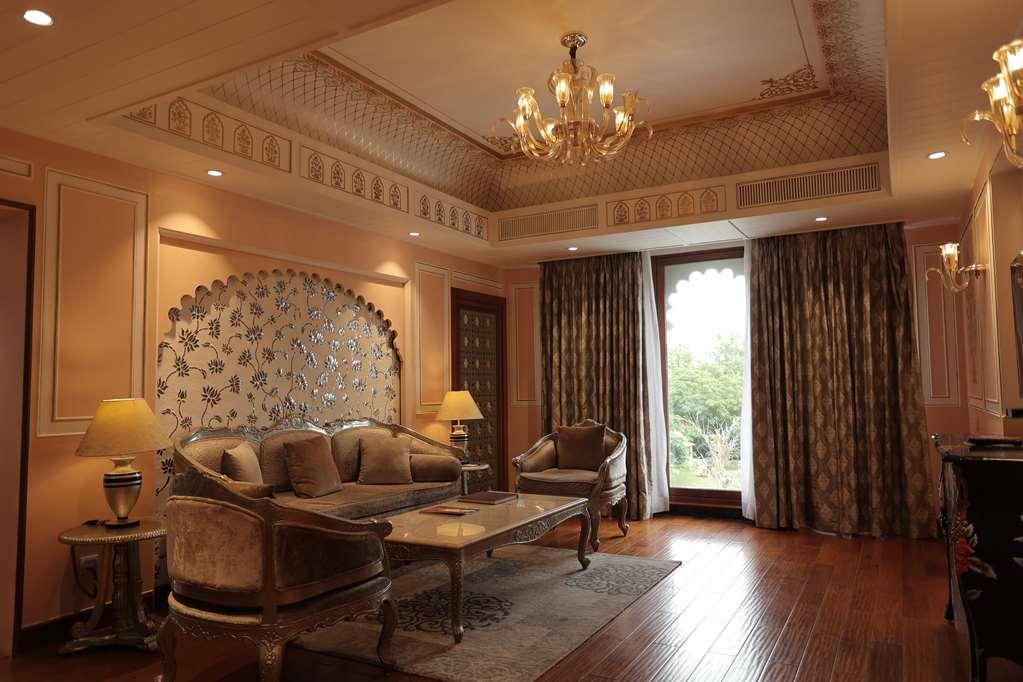 Radisson Blu Udaipur Palace Resort & Spa Room photo