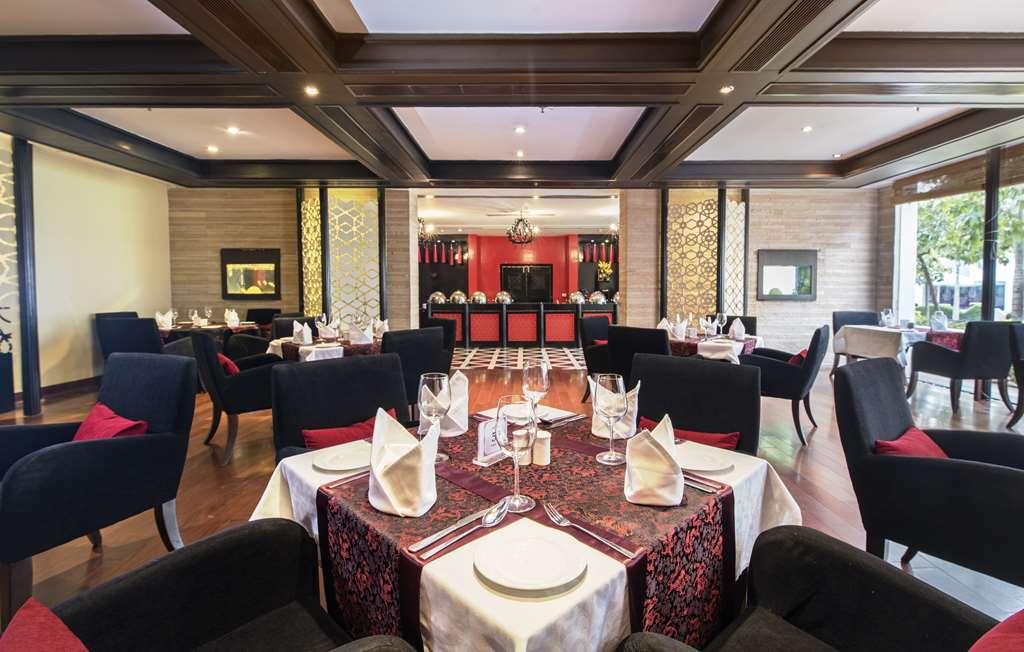 Radisson Blu Udaipur Palace Resort & Spa Restaurant photo
