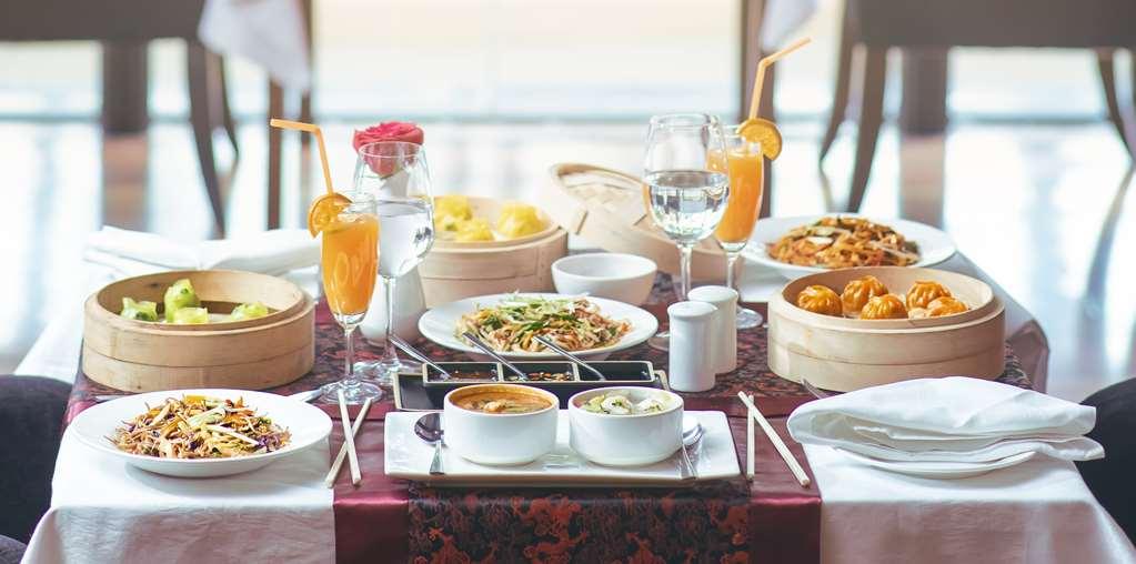 Radisson Blu Udaipur Palace Resort & Spa Restaurant photo