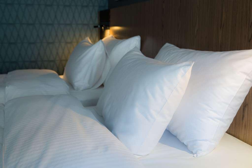 Radisson Blu Udaipur Palace Resort & Spa Room photo