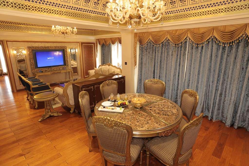 Radisson Blu Udaipur Palace Resort & Spa Room photo