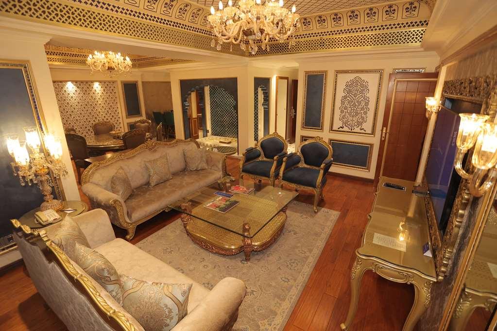 Radisson Blu Udaipur Palace Resort & Spa Room photo