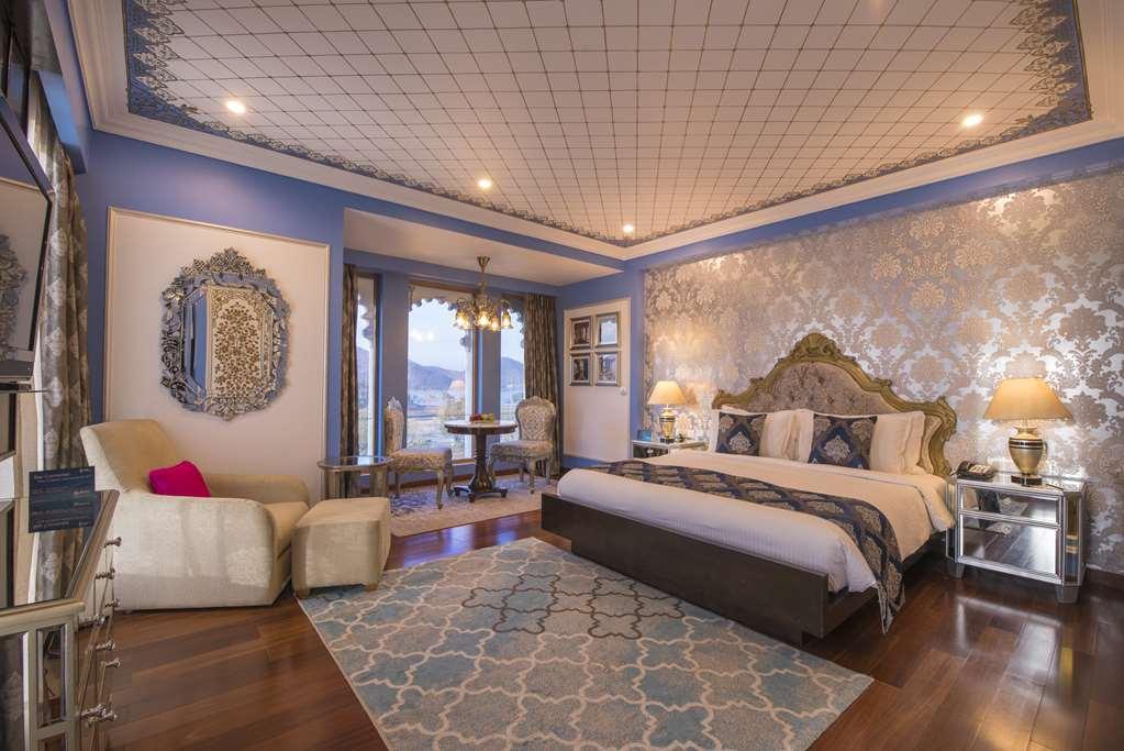 Radisson Blu Udaipur Palace Resort & Spa Room photo